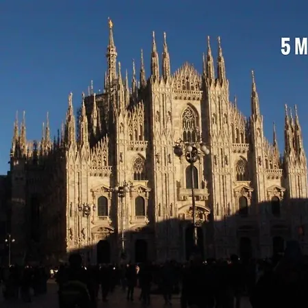 Broletto 5 Minutes From Duomo Appartement